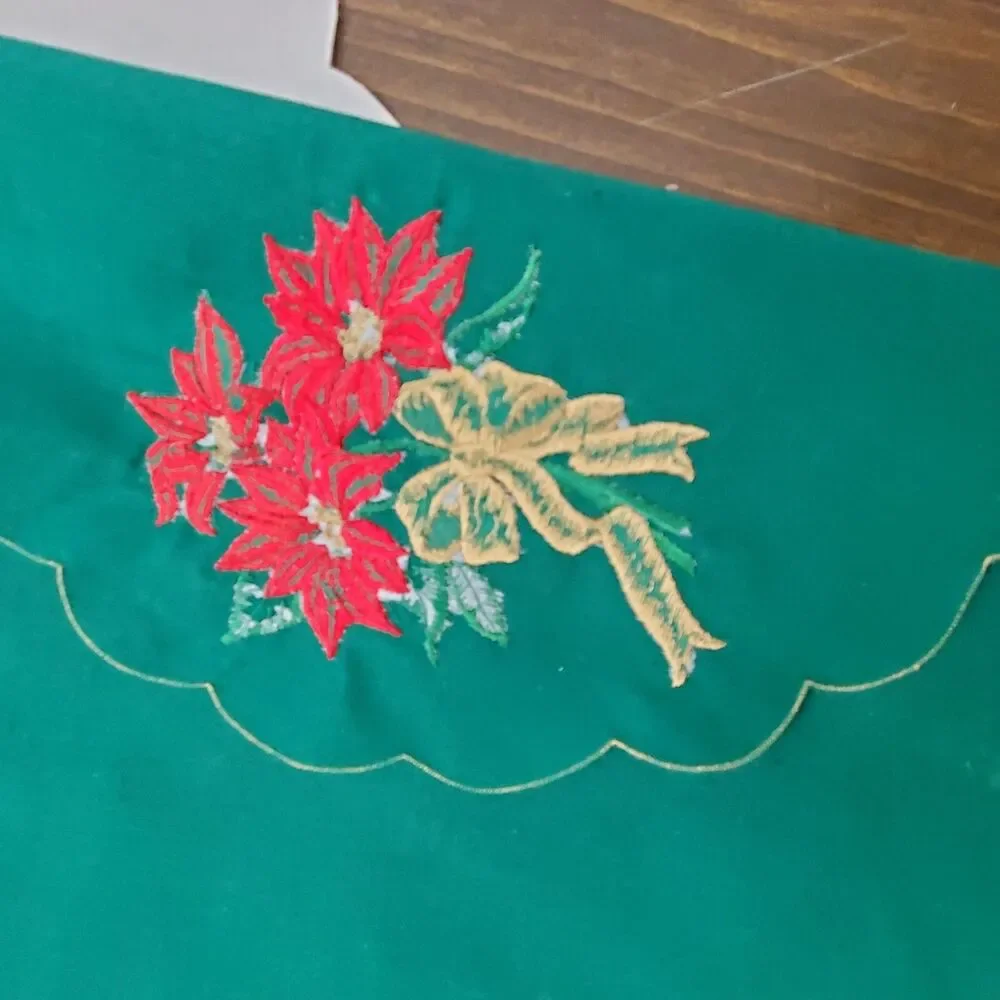 Oval Doily Placemat Green Embroidery Scalloped Poinsettias Christmas 12x18